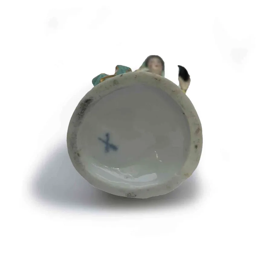 obrazek 4 Figurka ze starej porcelany paryskiej przedstawiająca kobietę stojącą na okrągłej podstawie