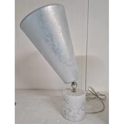 Zdjęcie Wyjątkowa lampa stołowa z podstawą z białego marmuru i szarym abażurem – Il Paralume Marina