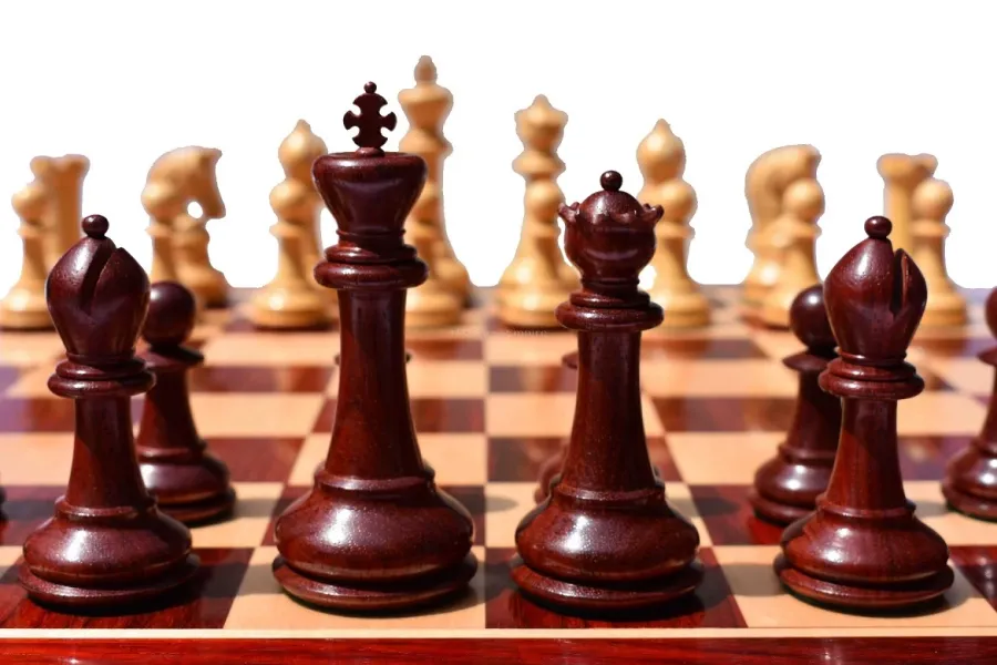obrazek 5 Stylowy zestaw szachowy ukazujący drobiazgowe detale wykonania ręcznego - The Chess Empire