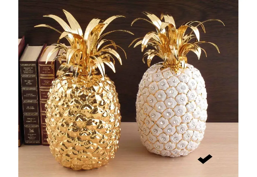 picture 1 Luxurious pineapple - white, gold and decorations - Bruno Costenaro