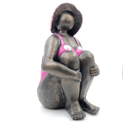 Zdjęcie Gustowna rzeźba kobiety siedzącej w stroju kąpielowym do ogrodu