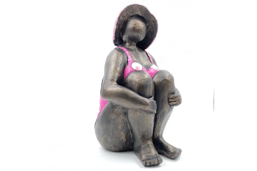 obrazek 1 Gustowna rzeźba kobiety siedzącej w stroju kąpielowym do ogrodu