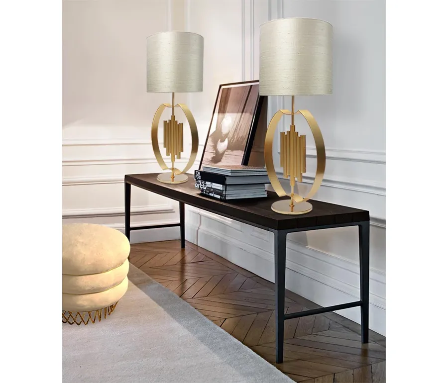 obrazek 1 Elegancka lampka nocna Gold Tupelo z jedwabnym cylindrycznym abażurem