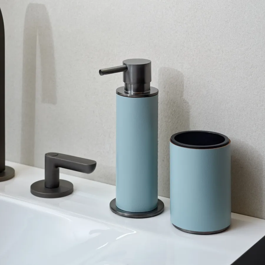 obrazek 2 Jasnobłękitny uchwyt na kubek Ø7xH10,5 cm z grafitowym matowym wykończeniem