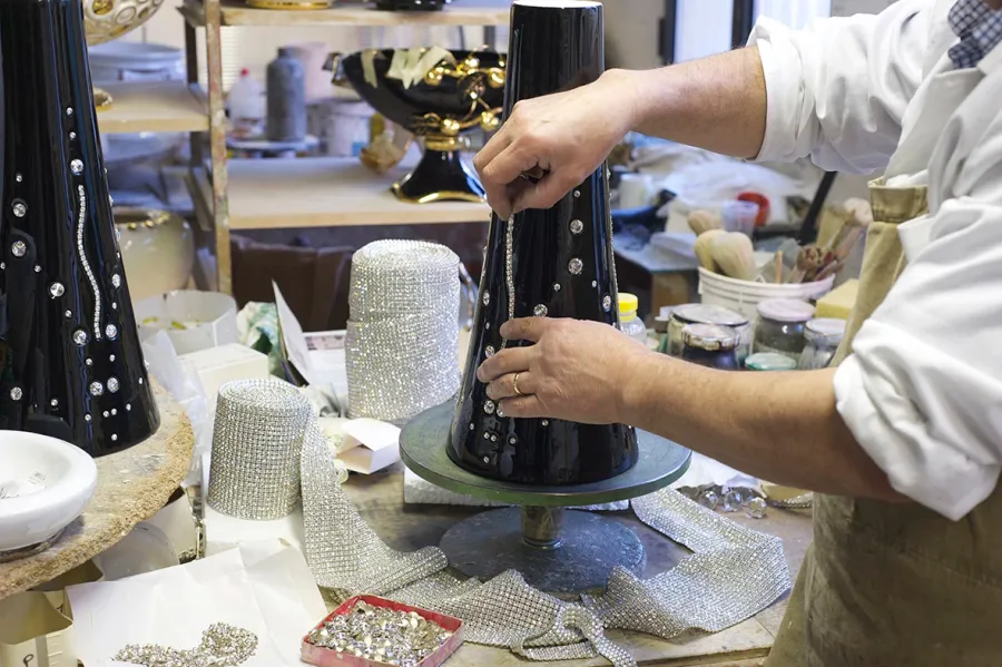obrazek 2 Urokliwa kolumna z ceramicznymi owocami