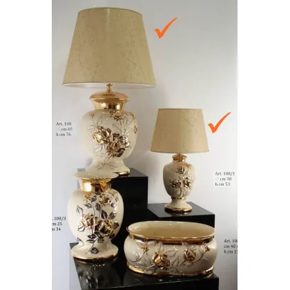 Picture A fascinating lamp with decorated roses