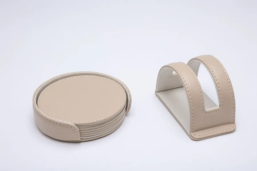 obrazek 3 Stylowy skórzany zestaw podkładek w kolorze beżowo-białym - do jadalni