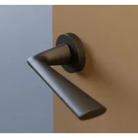 Zdjęcie Klamka do drzwi Pipe Antracite z rozetą na klucz