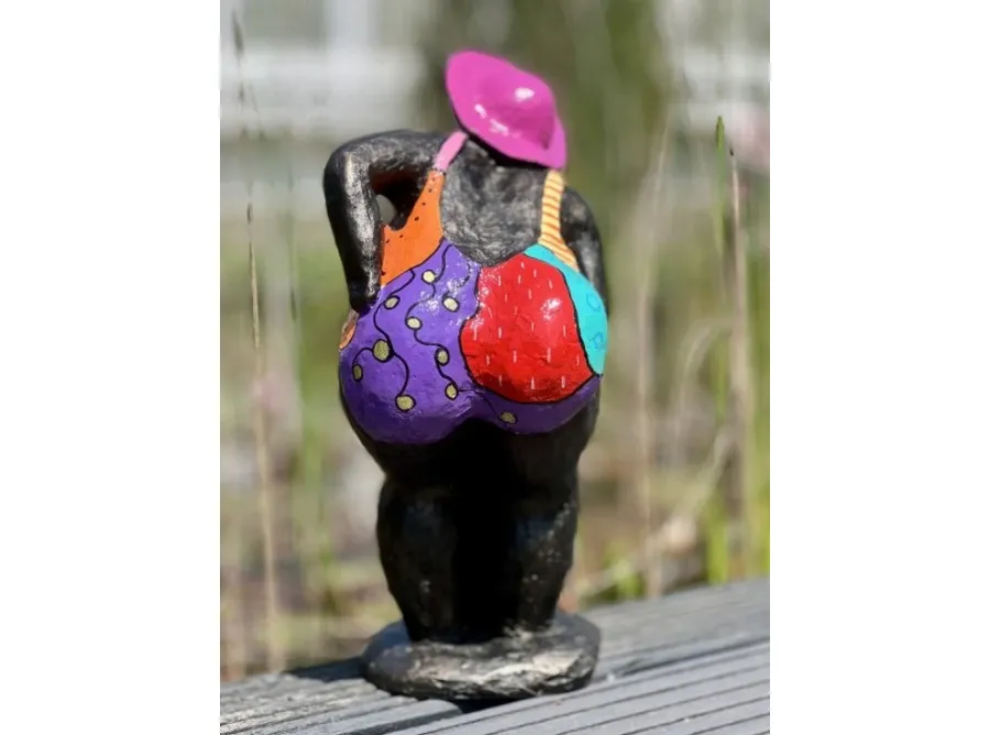 obrazek 2 Stylowa rzeźba z neolitu "Kobieta z ręką na pośladkach" - idealna ozdoba do ogrodu