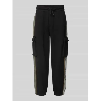 Zdjęcie Spodnie dresowe o kroju tapered fit z kieszeniami cargo model ‘ATHLETIC MIX’