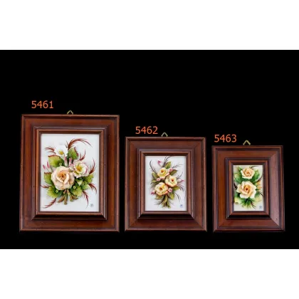 Zdjęcie Atrakcyjny obraz z porcelany w ciemnej ramie