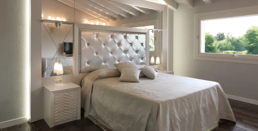traditional Italian bed for exclusive bedrooms
