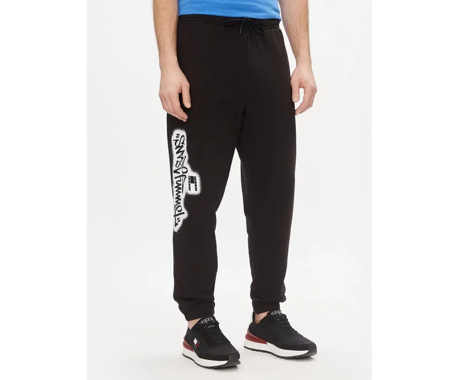 obrazek 1 Tommy Jeans Spodnie dresowe Tjm Reg Tommy Spray Sweatpant DM0DM18376 Czarny Regular Fit