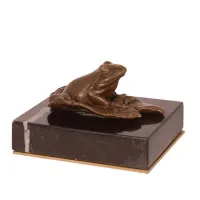 Picture Stylish sculpture of a frog on a lily leaf in bronze and marble