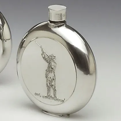 Zdjęcie Irlandzka cynowa piersiówka do whisky z przedstawieniem myśliwego