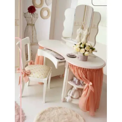 Zdjęcie Piękne dziewczęce biurko z zasłonkami w romantycznym stylu - Ferretti e Ferretti