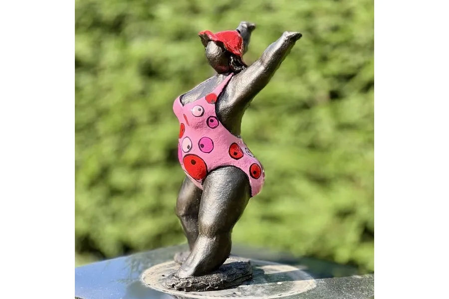 obrazek 3 Ekskluzywna rzeźba z neolitu "Kobieta w różowym kostiumie kąpielowym z kulkami" - stylowa ozdoba ogrodu