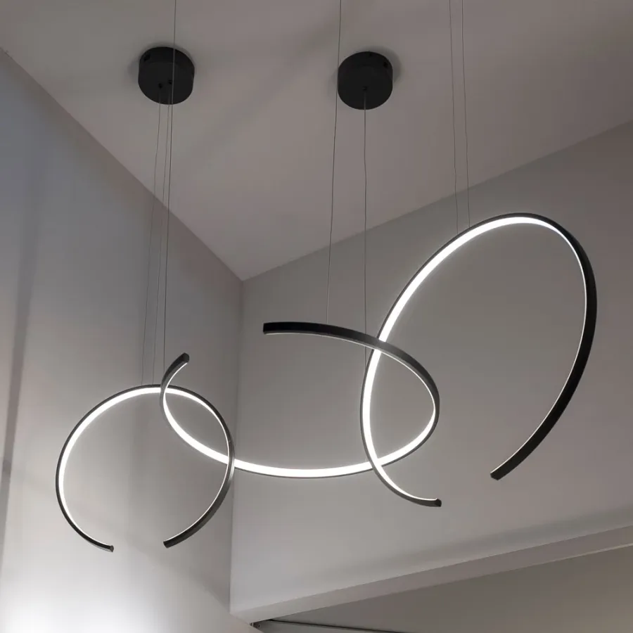 obrazek 2 Charakterystyczne oświetlenie z Włoch - czarna lampa wisząca, żyrandol Olympic