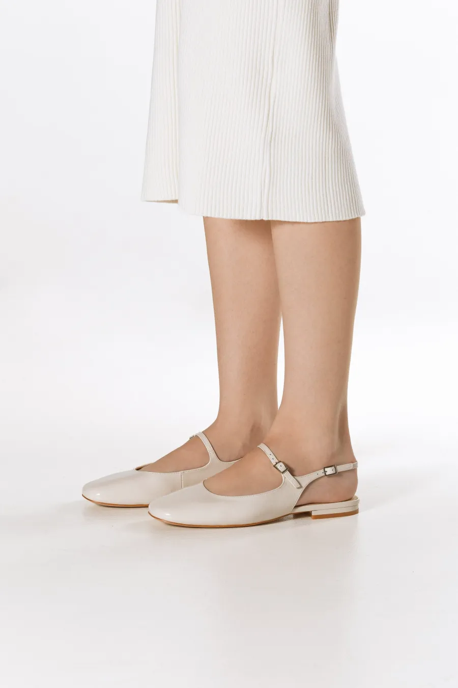 obrazek 1 Estro: Jasnobeżowe sandały damskie na płaskim obcasie typy slingback