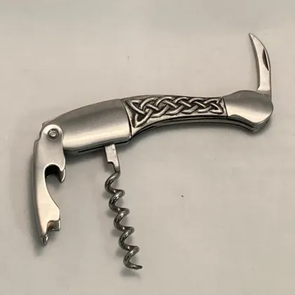 Zdjęcie Irlandzki cynowy korkociąg do wina zdobiony celtyckim wzorem