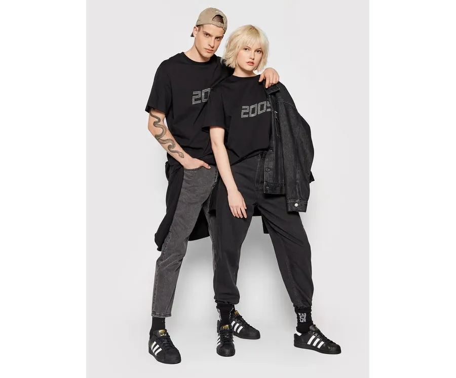 obrazek 1 2005 T-Shirt Unisex Signature Tee Czarny Relaxed Fit