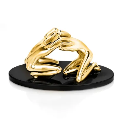 Zdjęcie Oryginalna rzeźba przedstawiająca uścisk w kolorze złotym