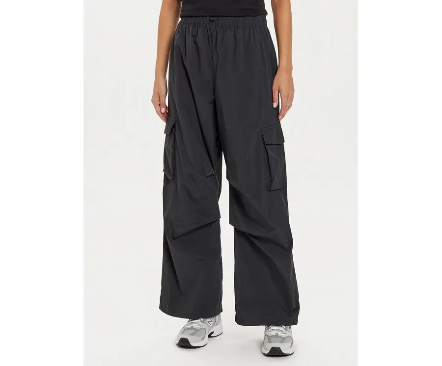 obrazek 1 New Balance Spodnie dresowe WP43534 Czarny Relaxed Fit