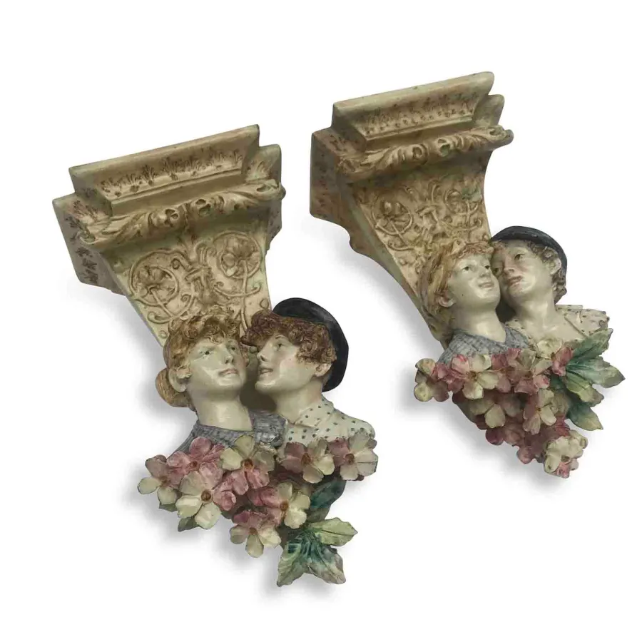 obrazek 3 Para półek ceramicznych ozdobionym płaskorzeźbami - ludzie i kwiaty