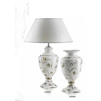 Zdjęcie Elegancka lampa z fantazyjnym zdobieniem i gustownym abażurem
