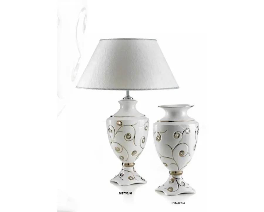 obrazek 1 Elegancka lampa z fantazyjnym zdobieniem i gustownym abażurem