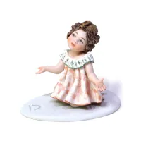 Zdjęcie Porcelanowa mała dziewczynka - symbol wagi znaku zodiaku - Sibania