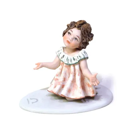 Zdjęcie Porcelanowa mała dziewczynka - symbol wagi znaku zodiaku - Sibania