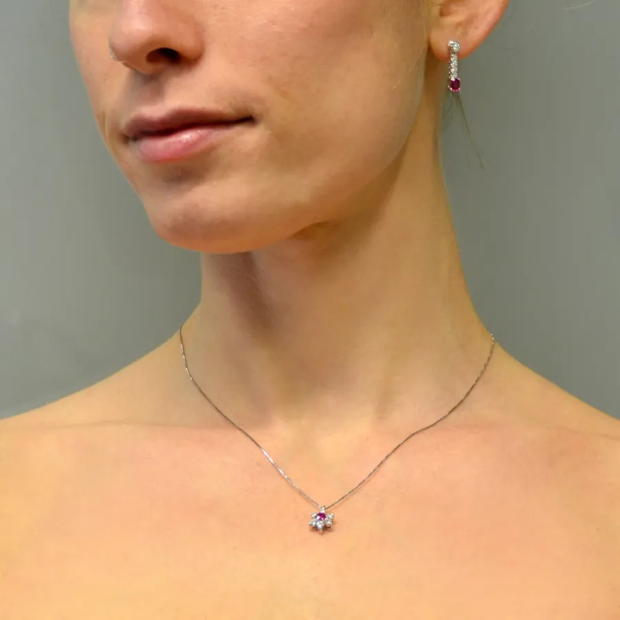 obrazek 2 Stylowe kolczyki z rubinem i diamentową zawieszką