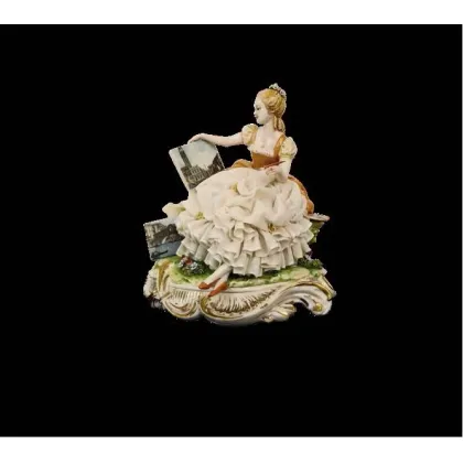 Zdjęcie Figurka z porcelany do salonu - kobieta z obrazem