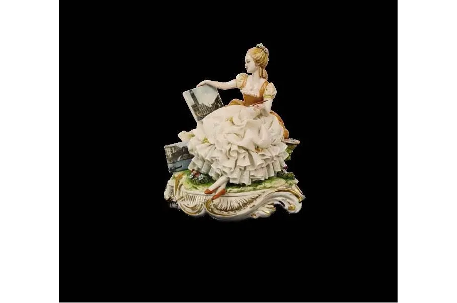 obrazek 1 Figurka z porcelany do salonu - kobieta z obrazem