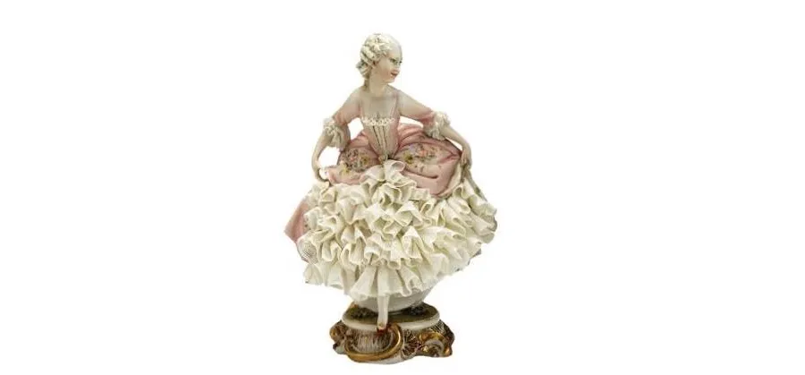obrazek 1 Figurka kobiety z porcelany - ozdoba do salonu
