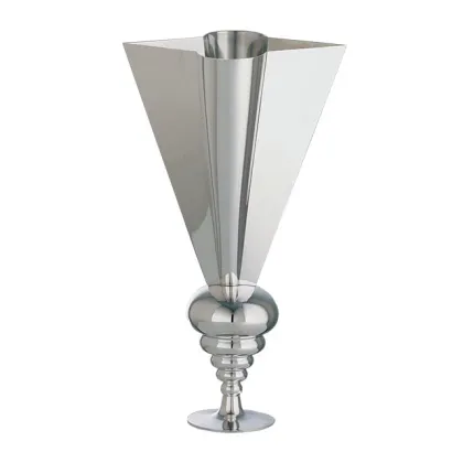 Picture A stylish vase made of silver in the shape of a star – Pampaloni