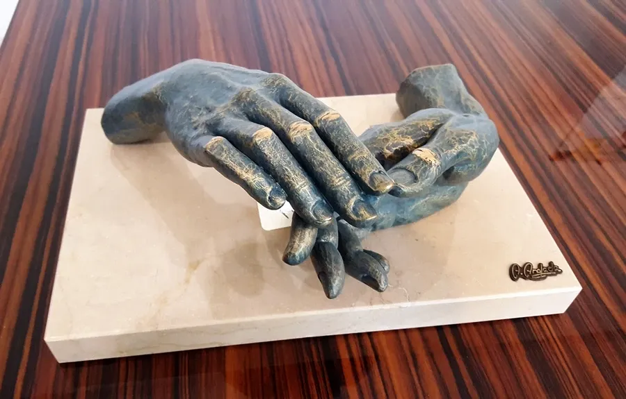 picture 10 A perfect sculpture for an anniversary - clasped hands