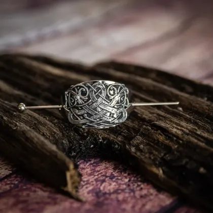 Zdjęcie Stylowa irlandzka szpilka do włosów zdobiona celtyckim wzorem