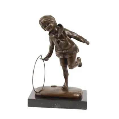 Zdjęcie Wyjątkowa rzeźba małego chłopca z obręczą wykonana z brązu