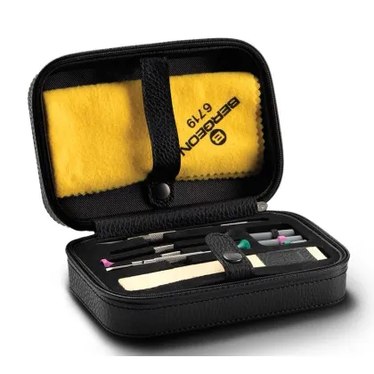 Zdjęcie Ekskluzywny skórzany futerał na suwak zawierający narzędzia do pielęgnacji i polerowania zegarka