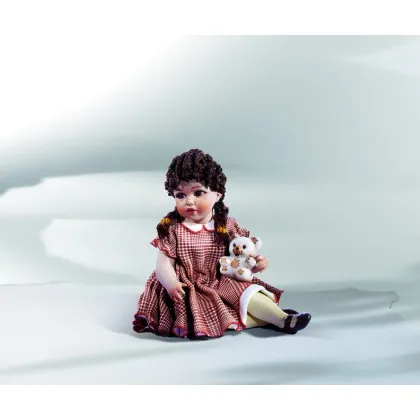 Zdjęcie Dziewczynka w sukience w kratkę z porcelany - Sibania