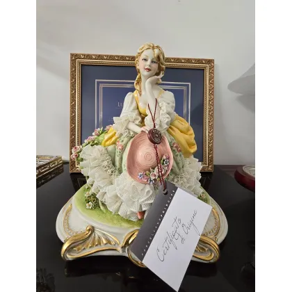 Zdjęcie Figurka z porcelany - kobieta z kapeluszem