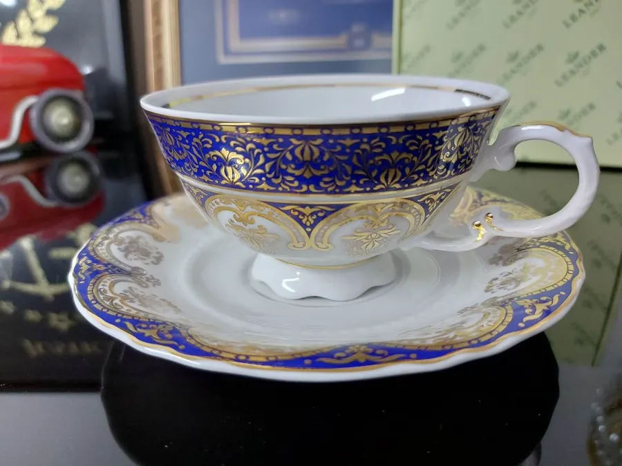obrazek 3 Bogato zdobiona porcelanowa filiżanka do herbaty ze spodkiem w kolorze kobaltowym i złotym z kolekcji Castle Sonata – Leander