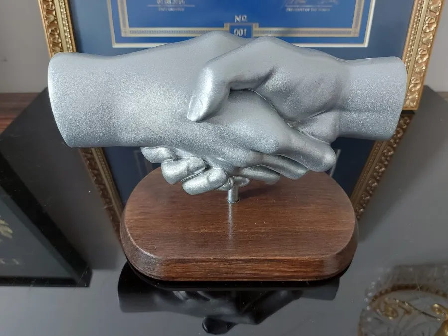 obrazek 2 Uścisk dłoni - niesamowita statuetka na prezent