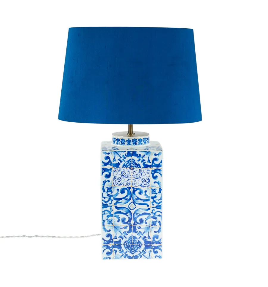 obrazek 1 Klasyczna niebieska lampa biurkowa z kolekcji Lisbon Tiles z podstawą inspirowaną miastem Lizboną - Vista Alegre