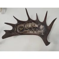 Zdjęcie Oryginalna dekoracja w stylu myśliwskim - zegar wiszący z grawerunkiem