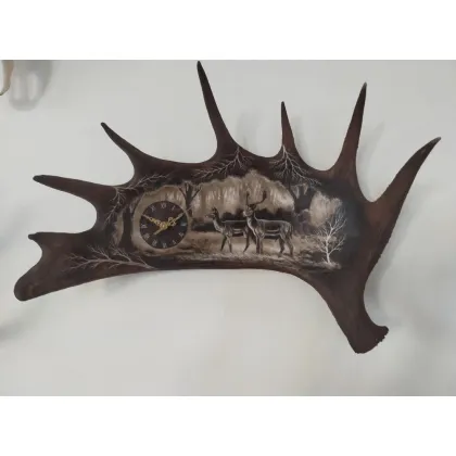 Zdjęcie Oryginalna dekoracja w stylu myśliwskim - zegar wiszący z grawerunkiem