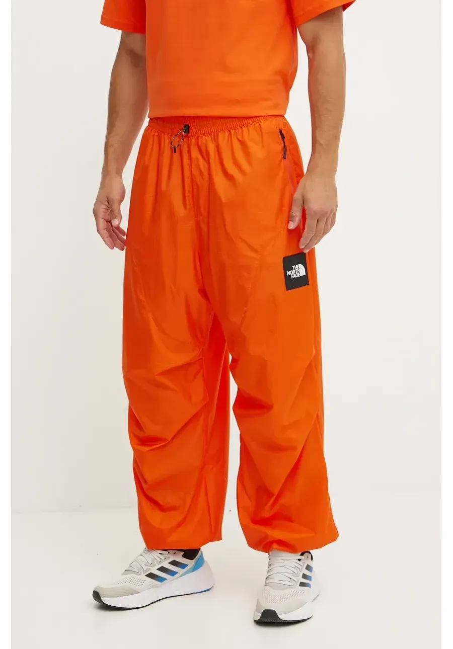 obrazek 1 The North Face spodnie TNF x Yinka Ilori kolor pomarańczowy z aplikacją NF0A89GPA6M1