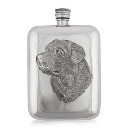 Zdjęcie Ekskluzywna piersiówka z przedstawieniem labradora – prezent